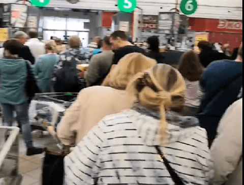 Нижегородцы выстроились в огромные очереди из-за ликвидации гипермаркета Нижегородцы выстроились в огромные очереди из-за ликвидации гипермаркета