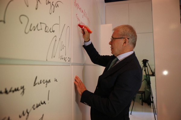 Более 30 гостей ПМЭФ-2021 оставили поздравления к 800-летию Нижнего Новгорода на стенде региона 