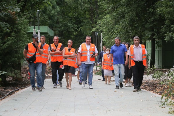 Участники школьных групп родительского контроля высоко оценили готовность детской зоны парка «Швейцария»