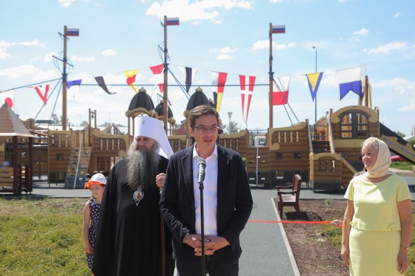 Детская площадка-корабль открылась на Стрелке к 800-летию города