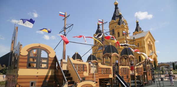 Детская площадка-корабль открылась на Стрелке к 800-летию города