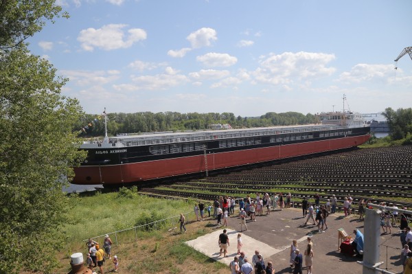 Юрий Шалабаев принял участие в церемонии спуска на воду сухогруза «Альфа Аквилон»