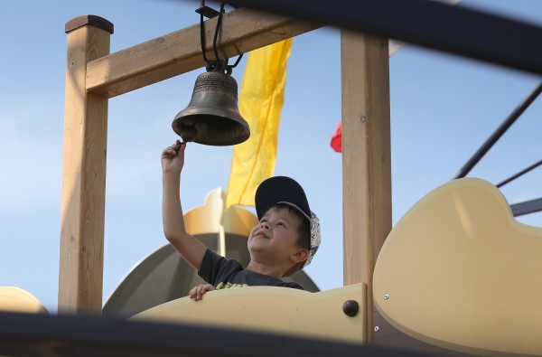 Детская площадка-корабль открылась на Стрелке к 800-летию города