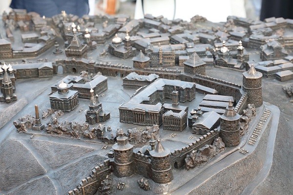 Дореволюционный Нижний Новгород в бронзе появился на территории кремля