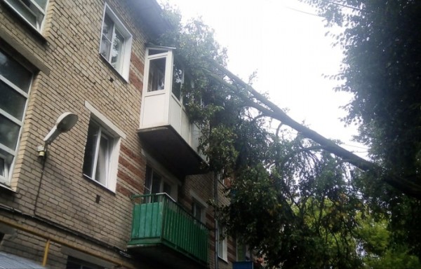 Жители Павлово Нижегородской области показали разрушения после ураганного ветра