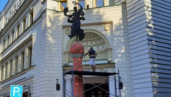 Колонна с музой у нижегородского театра «Комедiя» меняет облик Колонна с музой у нижегородского театра «Комедiя» меняет облик