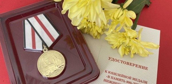 Участники Великой Отечественной войны Василий Кузнецов и Геннадий Корягин получили медали в честь 800-летия Нижнего Новгорода