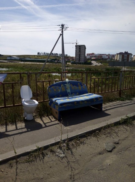 Диван со скелетом и унитаз появились у ЖК «Новинки Smart City» в Нижнем Новгороде