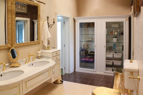 Нижегородцы продают коттедж с сауной и золотым унитазом Нижегородцы продают коттедж с сауной и золотым унитазом