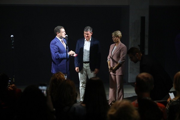 Никитин наградил скульптора Полисского «За вклад в развитие современного искусства»