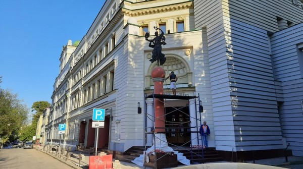 Колонна с музой у нижегородского театра «Комедiя» меняет облик Колонна с музой у нижегородского театра «Комедiя» меняет облик