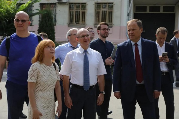 Сергей Кириенко, Игорь Комаров и Глеб Никитин посетили квартал Трех Святителей в Нижнем Новгороде 