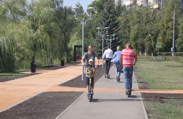 На Юбилейном бульваре, благоустроенном в рамках нацпроекта «Жилье и городская среда», появилась велодорожка