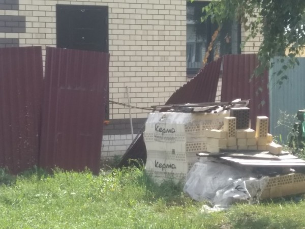 Жители Павлово Нижегородской области показали разрушения после ураганного ветра