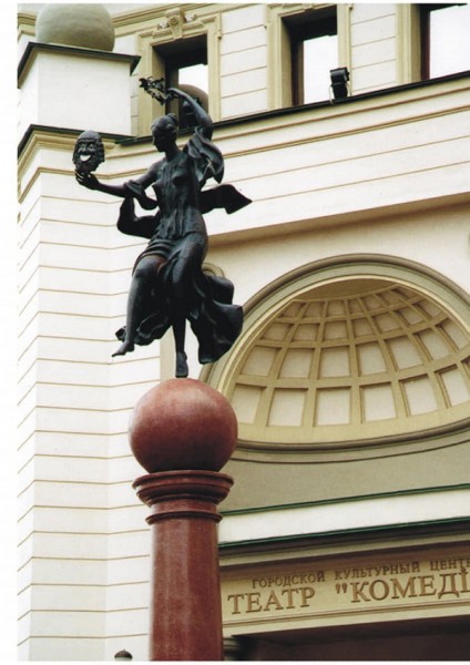 Нижегородцы осмеяли отреставрированную колонну с музой у театра «Комедiя»