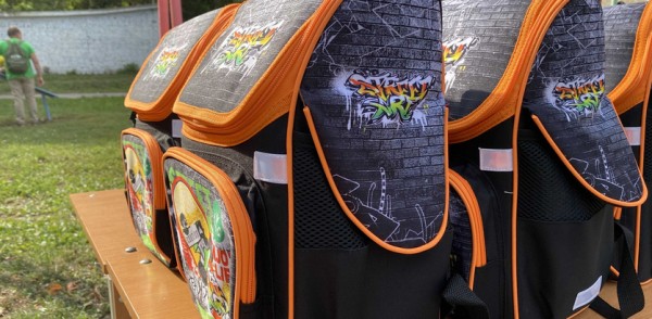 Около 50 школьников в Советском районе в преддверии Дня знаний получили портфели и канцелярские принадлежности