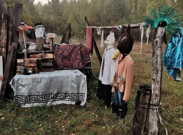 Жуткие ростовые куклы обнаружили жители в лесу под Арзамасом