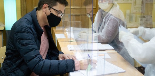 Юрий Шалабаев проголосовал на выборах депутатов Государственной Думы РФ восьмого созыва и Законодательного собрания региона седьмого созыва Юрий Шалабаев проголосовал на выборах депутатов Государственной Думы РФ восьмого созыва и Законодательного собрания региона седьмого созыва