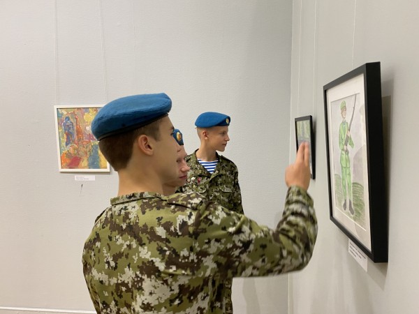 Рисунки воспитанников нижегородского лагеря «Хочу стать десантником» выставлены в Новой Третьяковке 