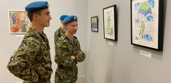 Рисунки воспитанников нижегородского лагеря «Хочу стать десантником» выставлены в Новой Третьяковке 
