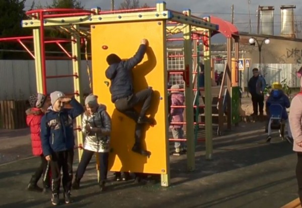 Детскую площадку «Солнечная поляна» создали на месте пустыря в поселке Вад по нацпроекту «Жилье и городская среда» 
