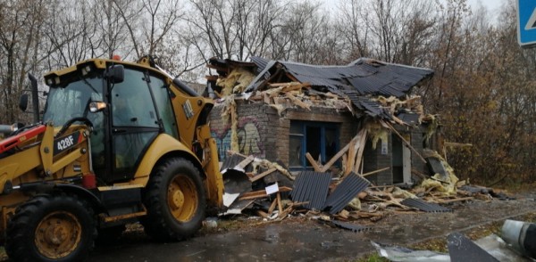 Аварийный НТО, находящийся на пути к соцобъектам, снесли в Ленинском районе