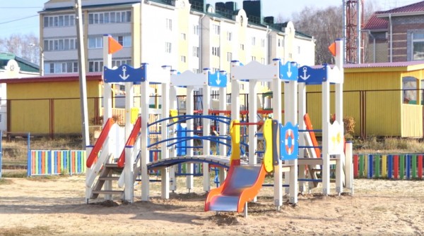 В Арзамасском районе в рамках программы «Вам решать!» построена детская площадка и благоустроен воинский мемориал 