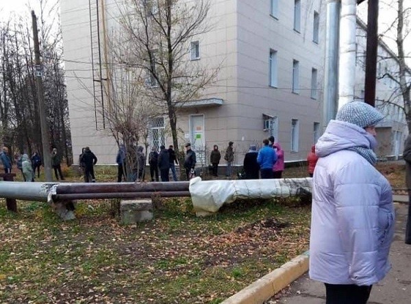 Огромные очереди на вакцинацию от COVID-19 образовались в Нижнем Новгороде