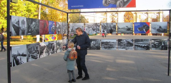 Уличная фотовыставка "Кузница Победы. Город трудовой доблести!" открылась в Автозаводском парке