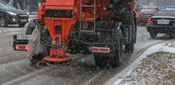 Спецтехника обрабатывает дороги в Нижнем Новгороде
