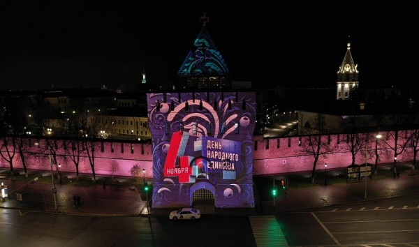 Праздничная подсветка украсила башню кремля в Нижнем Новгороде 4 ноября