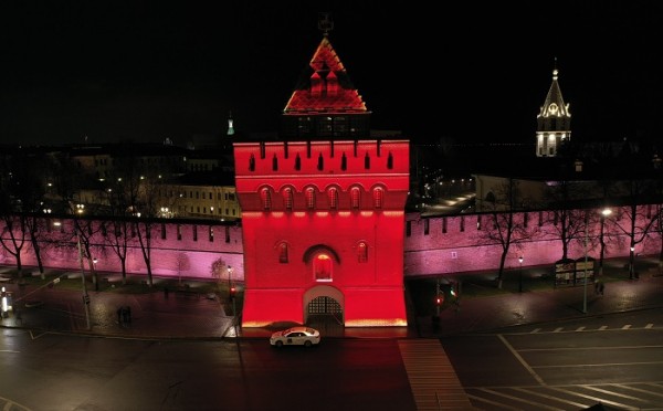 Праздничная подсветка украсила башню кремля в Нижнем Новгороде 4 ноября