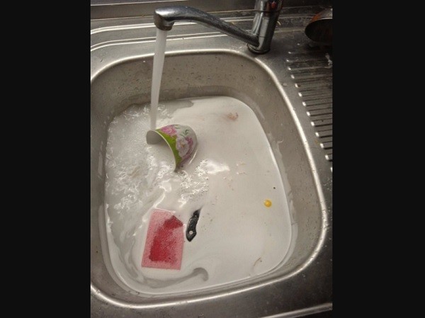 Нижегородцы показали «шампанское» из крана в Новинках