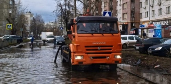 В связи с прогнозируемым резким понижением температуры Юрий Шалабаев дал поручение усилить работу по откачке воды с улиц Нижнего Новгорода В связи с прогнозируемым резким понижением температуры Юрий Шалабаев дал поручение усилить работу по откачке воды с улиц Нижнего Новгорода