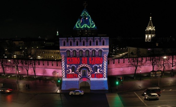 Праздничная подсветка украсила башню кремля в Нижнем Новгороде 4 ноября