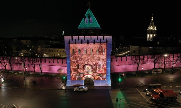 Праздничная подсветка украсила башню кремля в Нижнем Новгороде 4 ноября