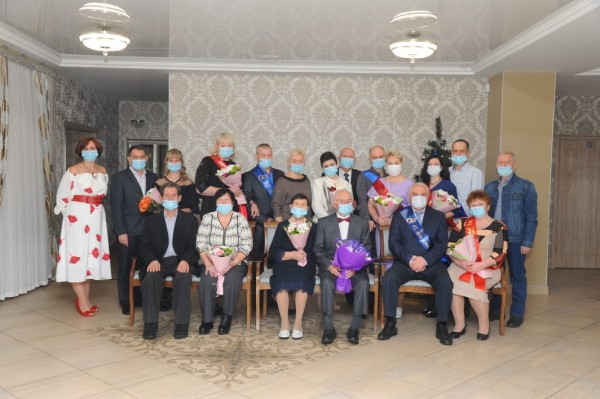 10 супружеских пар-юбиляров семейной жизни поздравили в Заречном Доме бракосочетания 