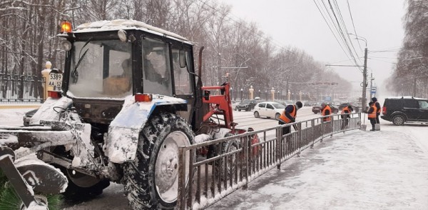 Специализированная техника задействована на обработке и прометании дорог в Нижнем Новгороде