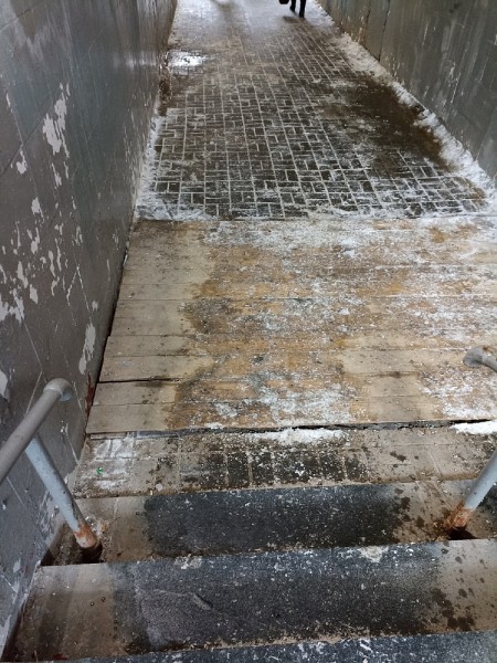 Нижегородцы пожаловались на каток в подземном переходе на Бусыгина
