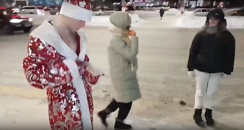 Полуголого Деда Мороза заметили на улицах Дзержинска