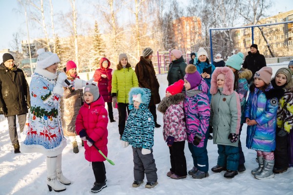 Дед Мороз и Снегурочка поздравят нижегородцев во дворах районов города Дед Мороз и Снегурочка поздравят нижегородцев во дворах районов города
