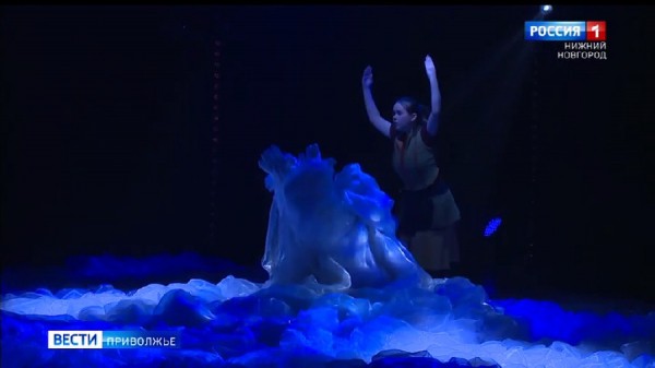 "Холодный ветер - теплый ветер": инклюзивный спектакль представили на сцене ТЮЗа