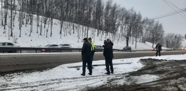 Мызинский съезд несколько раз обработали противогололедными материалами во избежание образования наката   