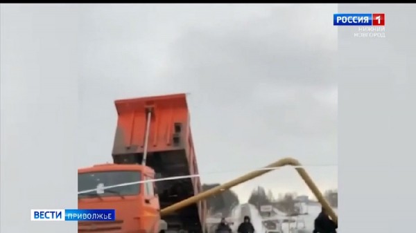 Необычное ДТП: КАМАЗ снес газовую трубу в Богородском районе