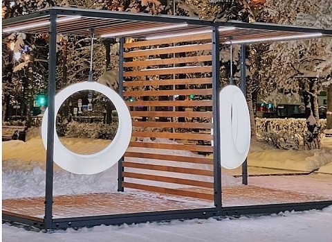 Светящиеся качели и елки появились на площади Горького Светящиеся качели и елки появились на площади Горького