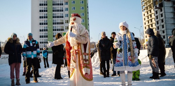 Дед Мороз и Снегурочка поздравят нижегородцев во дворах районов города Дед Мороз и Снегурочка поздравят нижегородцев во дворах районов города