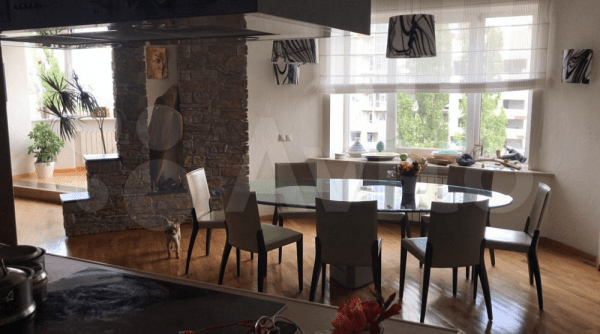 Двухэтажные апартаменты с «положительной энергетикой» продают в Нижнем Новгороде