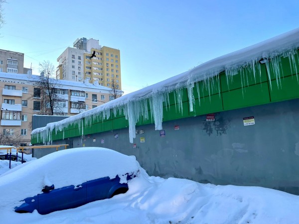 В связи с «температурными качелями» в Нижнем Новгороде  усилена работа по очистке кровель зданий от наледи и снега