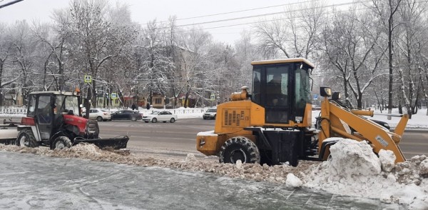 Ежедневная уборка снега организована в Приокском районе в новогодние праздники 