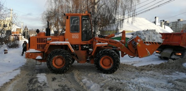 Остановки, тротуары и общественные пространства очищают от снега коммунальные службы Советского района